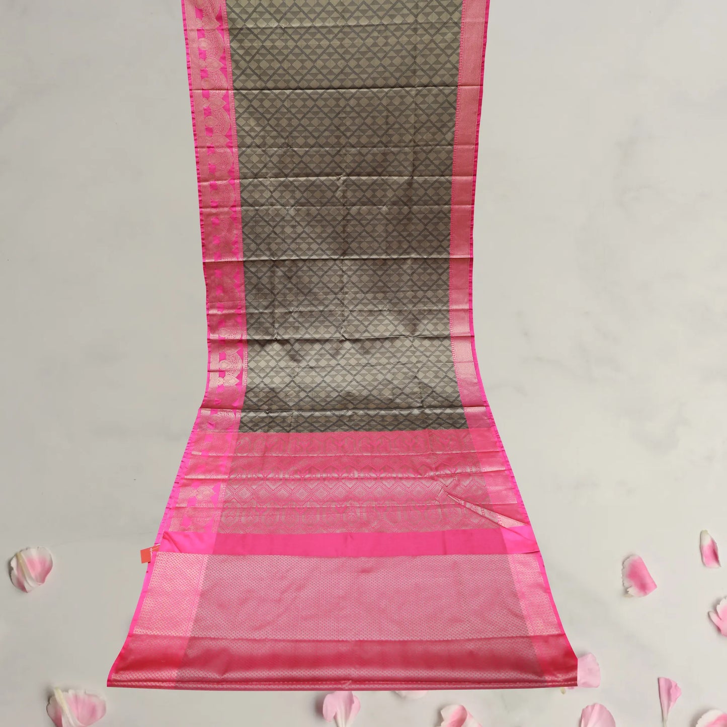 Grey and Pink Border Gadwal Silk Saree β Handwoven Beauty
